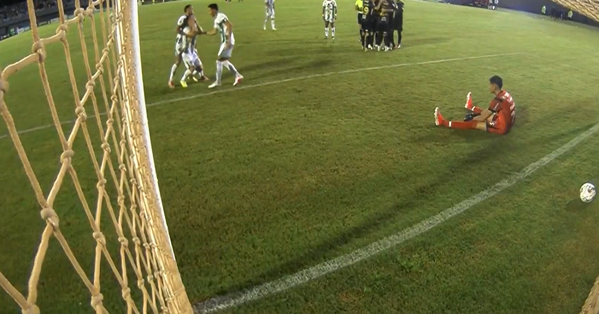 Penalty uluitor în fotbal: A marcat cu fața, fără să vrea!