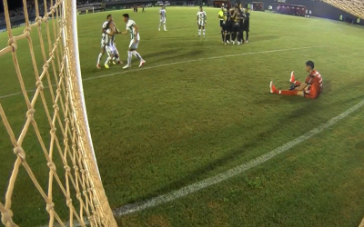 Penalty uluitor în fotbal: A marcat cu fața, fără să vrea!