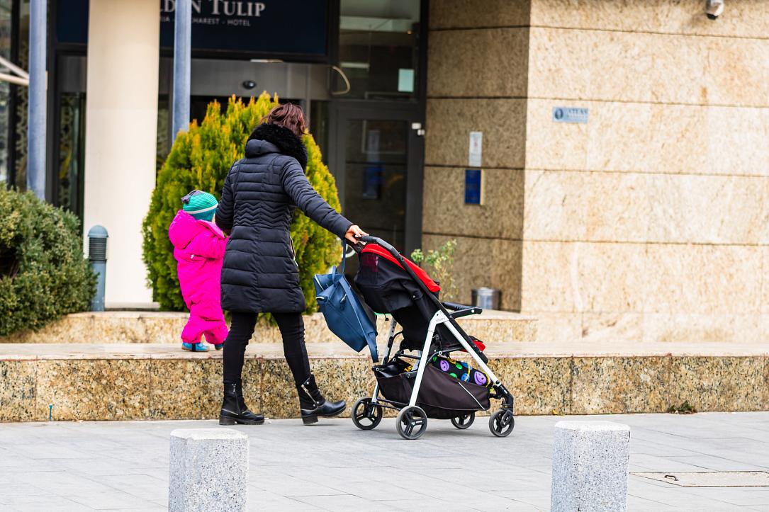 Aproape jumătate dintre părinții români care lucrează în străinătate nu-și vor petrece sărbătorile pascale cu copiii lor, conform unui studiu recent