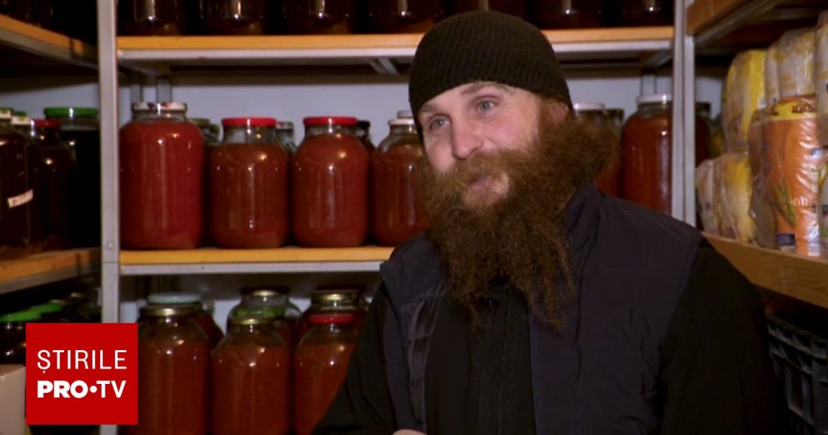 Părintele Teodosie, de la vlogger la călugăr. Inspirat de un musulman, acum e stâlp la Sihla