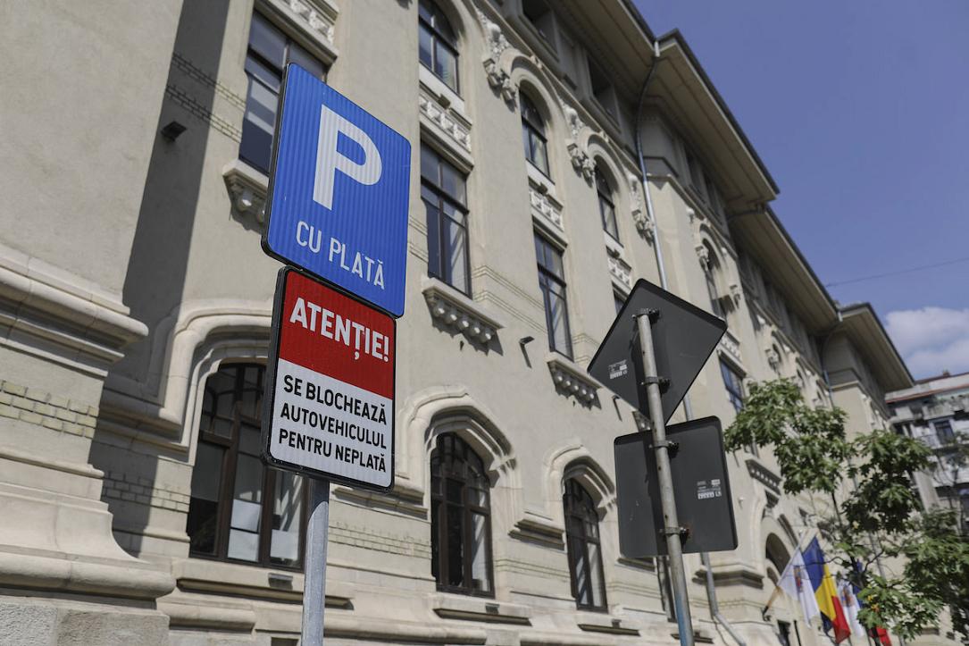 Orașul București, ținta unei noi tentative de fraudă: atenție la codurile QR de pe parcări Primăria Municipiului București (PMB) a emis o alertă de securitate pentru șoferi, avertizând asupra unor coduri QR frauduloase amplasate pe aparatele de taxare din parcări