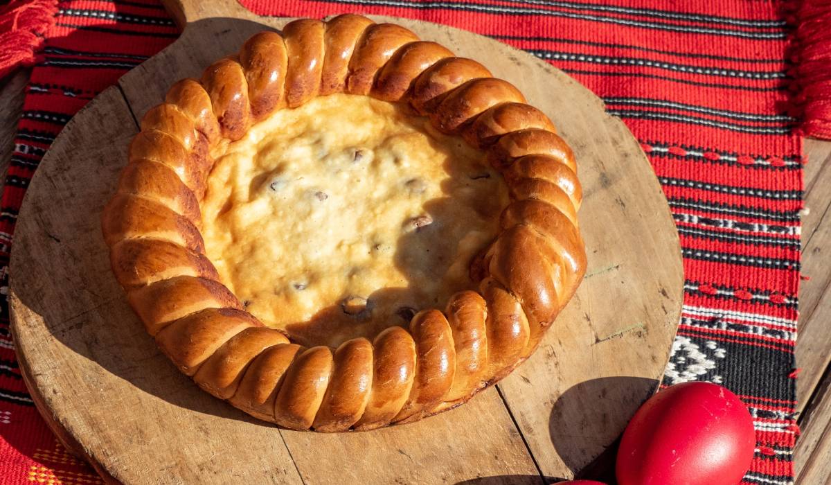 Pasca cu smântână, desertul rafinat care cucerește mesele de Paște Pasca cu smântână reprezintă o alternativă delicioasă și elegantă la tradiționala pască cu brânză dulce, fiind o alegere perfectă pentru masa de Paște