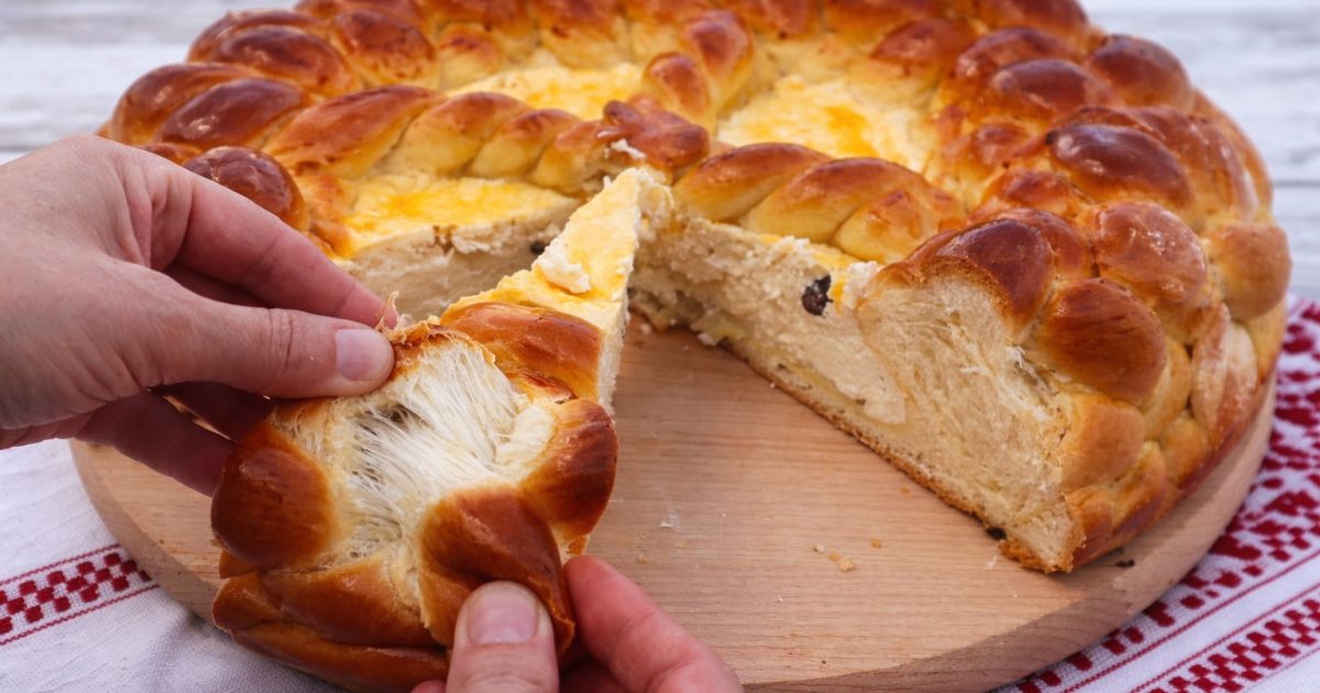 Rețeta bunicii de pască: Brânză, stafide și gustul Paștelui