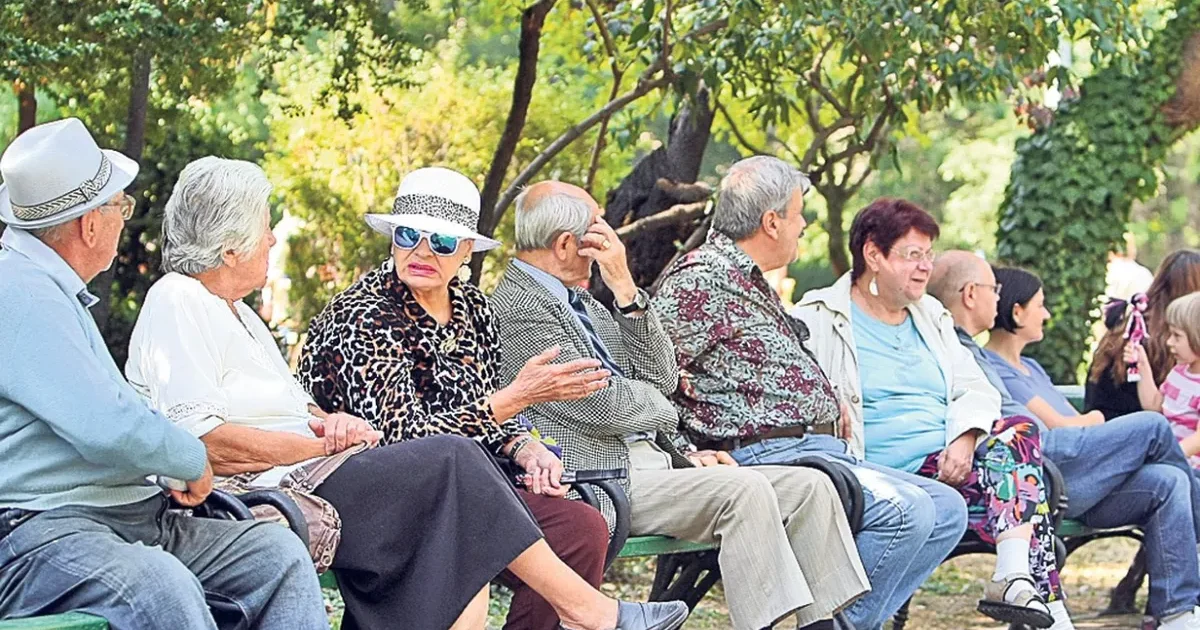 Zeci de mii de pensionari pierd lunar 240 lei în 2026. Ce promite Ministerul Muncii