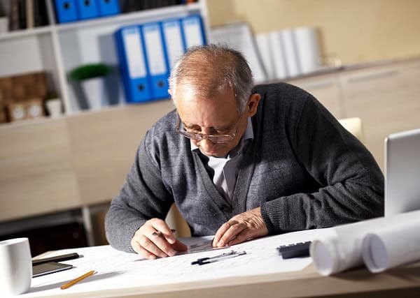 Vârsta la muncă: Numărul seniorilor activi a crescut cu 46% în ultimii 5 ani