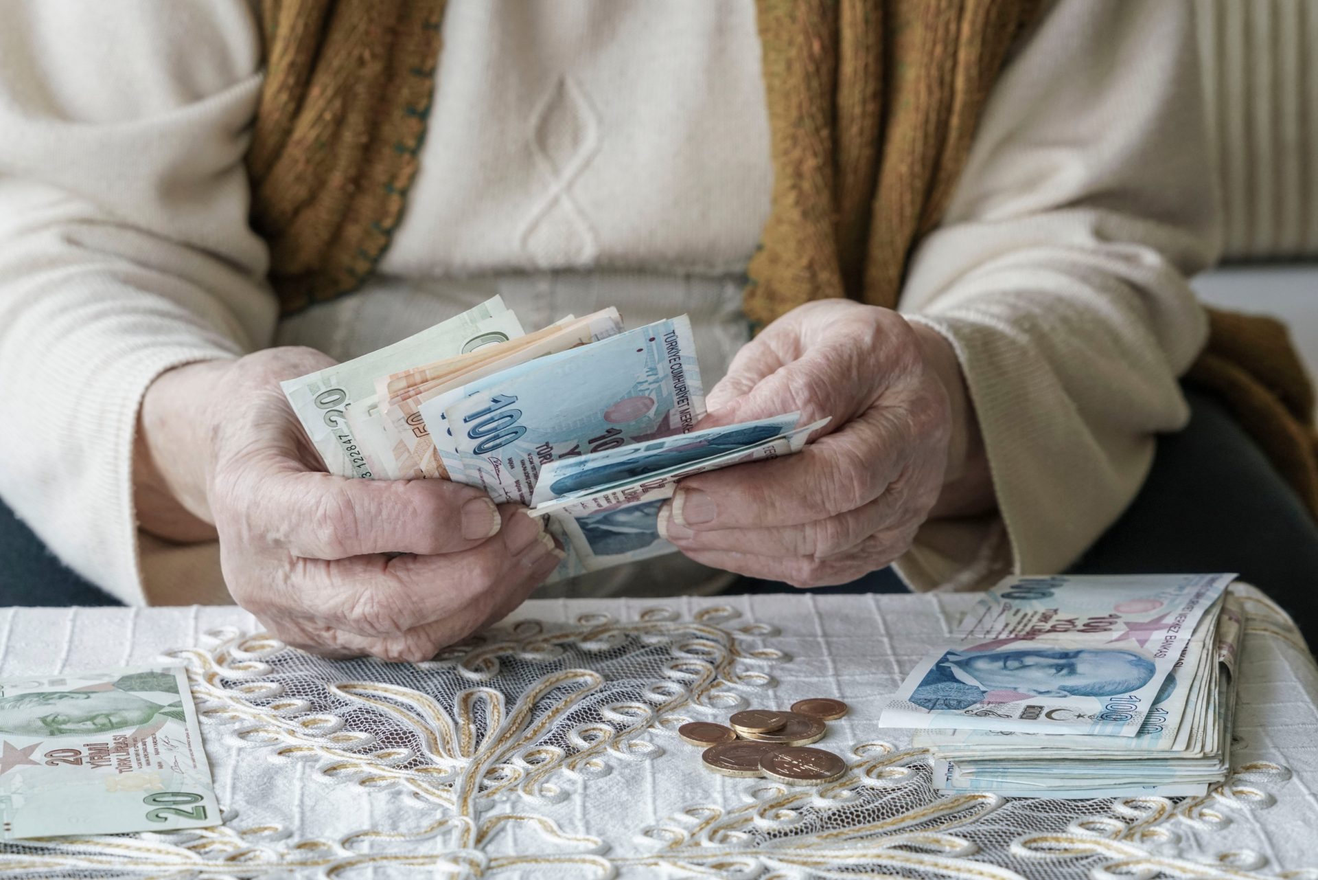 Pensia medie lunară a crescut, dar discrepanțele regionale persistă București – Pensionarii din România au primit o veste bună: pensia medie lunară a crescut la 2.936 de lei, cu 13,8% mai mult decât anul trecut, conform datelor recente publicate de INSTITUTUL NAȚIONAL DE STATISTICĂ (INS)