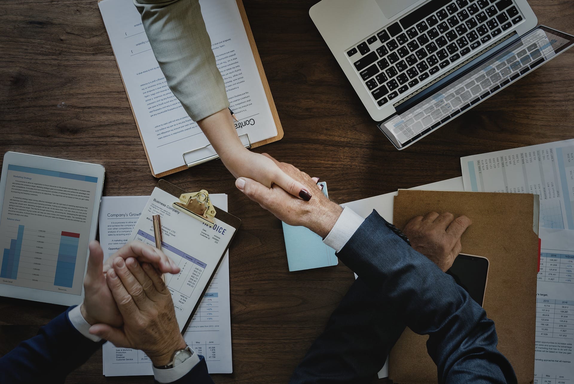 Inteligența Artificială, gata să înlocuiască consilierii financiari umani? Platformele de inteligență artificială (IA) își îmbunătățesc rapid expertiza în domeniul financiar, creând premisele înlocuirii consilierilor financiari umani în viitorul apropiat
