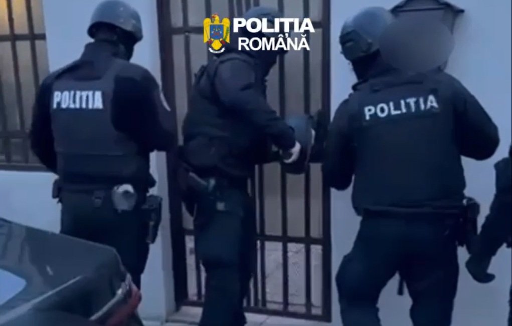 Doi bărbați și o femeie, anchetați la București pentru furt
