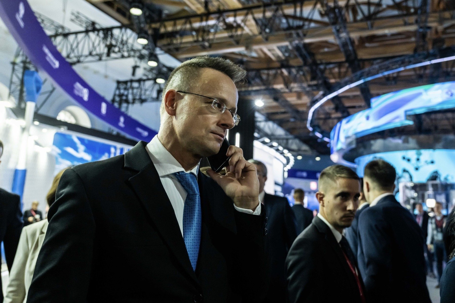 Scandal diplomatic la Budapesta: Ministrul de Externe, acuzat de legături cu Moscova Péter Szijjártó, ministrul Afacerilor Externe și Comerțului din Ungaria, este în centrul unui scandal major, după ce înregistrări audio au fost publicate de mai multe publicații de investigație