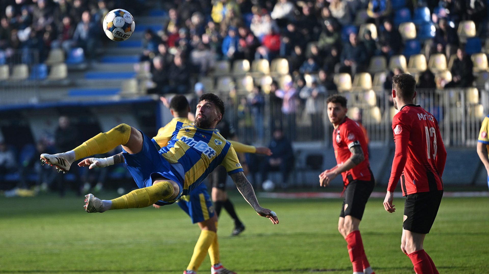 Petrolul Ploiești a deschis scorul rapid în meciul crucial cu FK Csikszereda În minutul 3 al partidei disputate pe stadionul „Ilie Oană”, Petrolul Ploiești a marcat primul gol, prin Roche, cu o reluare de la mică distanță