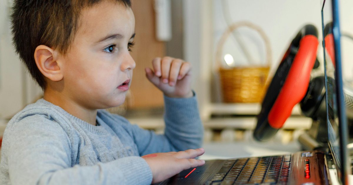 Comisia Europeană, din nou la treabă: Siguranța copiilor online, în prim-plan