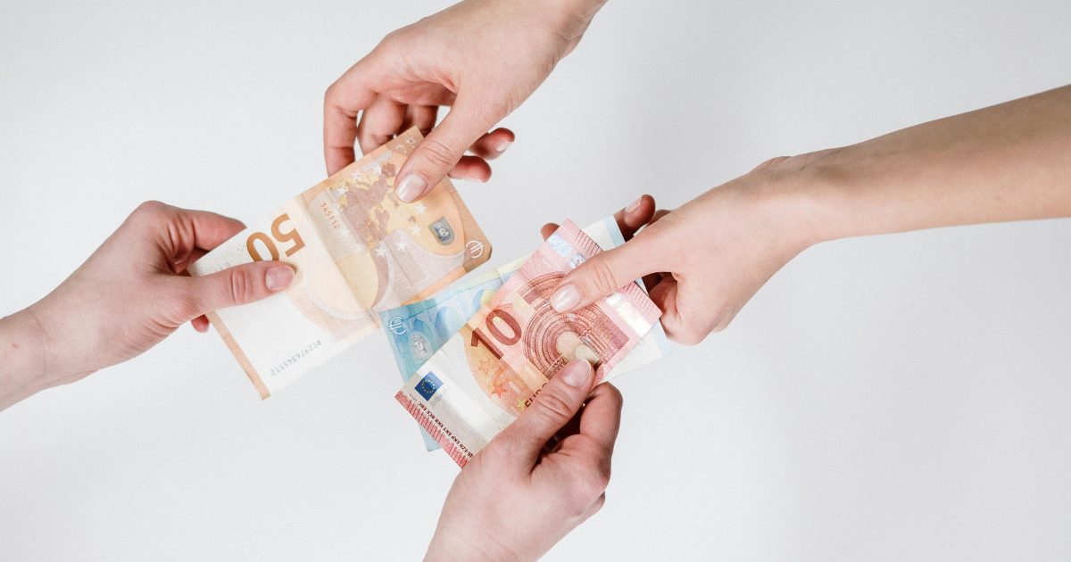 UE lovește corupția: Lege cu pedepse drastice și amenzi uriașe pentru companii