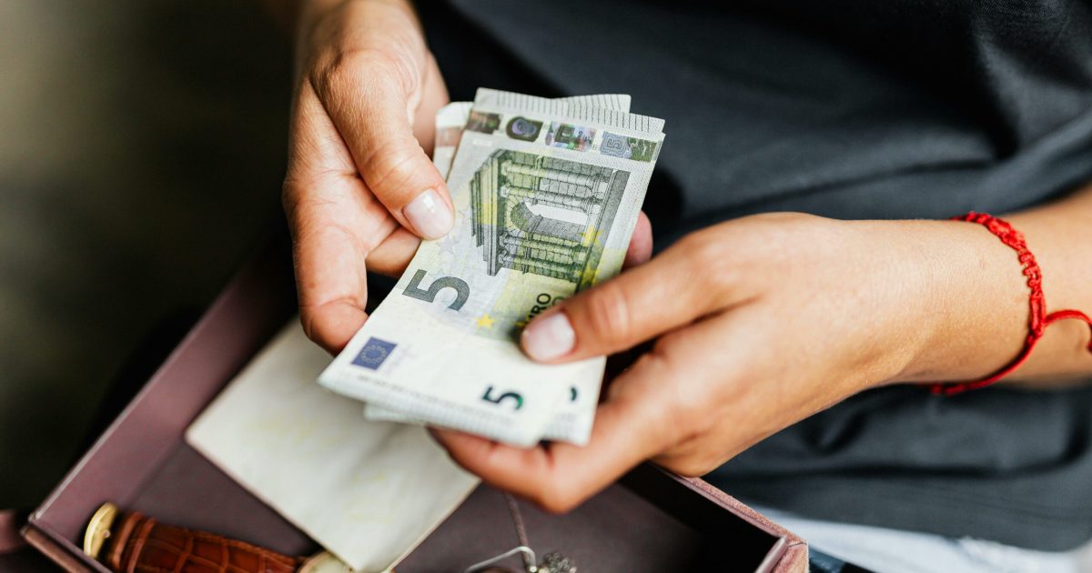 Reclamații: Românii au primit 173.000 de euro despăgubiri în trei luni