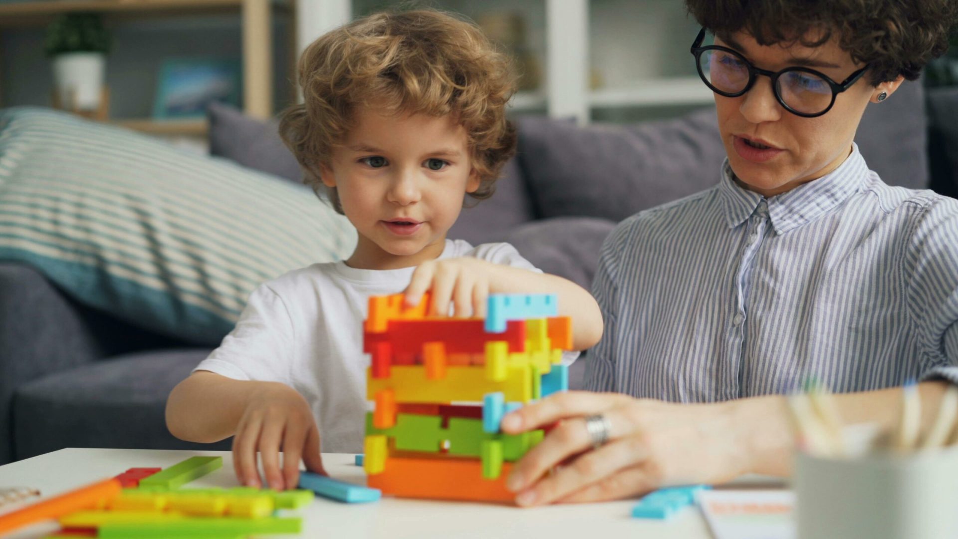 Părinții copiilor cu sindrom Down și autism primesc sprijin psihologic gratuit Camera Deputaților a adoptat miercuri o lege menită să ofere ajutor familiilor care au copii diagnosticați cu sindrom Down sau tulburări din spectrul autist