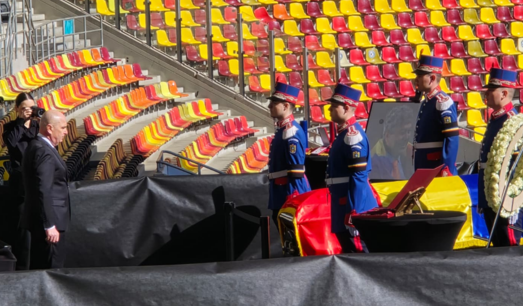Bolojan, ultimul omagiu pentru Lucescu, pe Arena Națională. Politicieni, la catafalc
