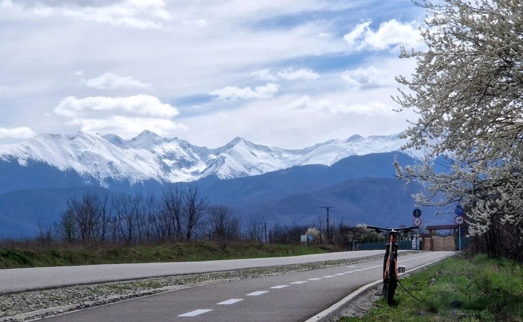 Peisaje spectaculoase: Pedalăm pe o pistă de biciclete de 7 km!