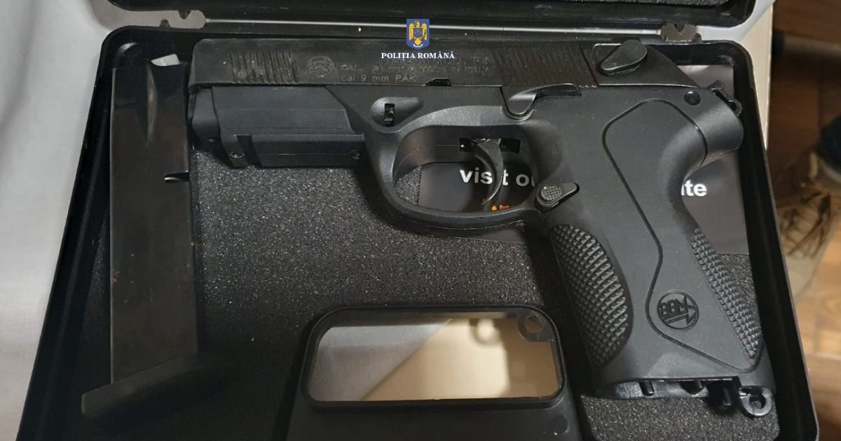 Femeie din Arad, prinsă la vânzarea unui pistol pe net: Cerea 300 de euro