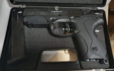 Femeie din Arad, prinsă la vânzarea unui pistol pe net: Cerea 300 de euro