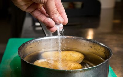 Ai făcut piureul de cartofi prea apos? Trucuri salvatoare, fără să-i schimbi gustul