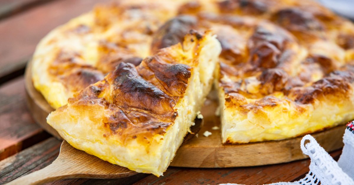 Plăcintă cremoasă cu brânză, gata-n timp record: Rețetă rapidă!