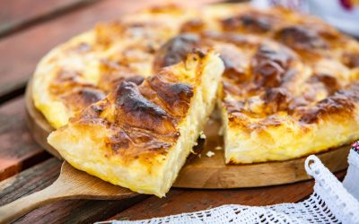 Plăcintă cremoasă cu brânză, gata-n timp record: Rețetă rapidă!