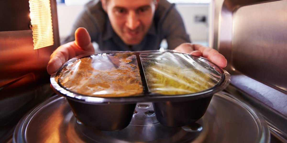 Atenție, români: Ce NU trebuie să bagi la microunde ca să nu te îmbolnăvești