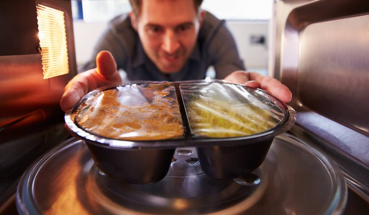 Alimentele încălzite în plastic: Un obicei aparent inofensiv, tot mai contestat Bucătăriile din întreaga lume ar putea fi pe punctul de a-și schimba obiceiurile