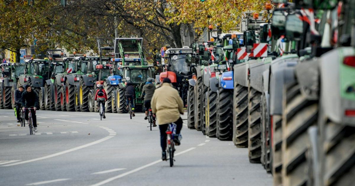 Armata și poliția în forță: Rafinăria din Irlanda, eliberată de protestatari