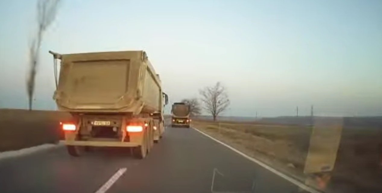 Camerele de bord pot fi folosite pentru a raporta șoferii agresivi, dar nu orice filmare este validă Șoferii din România pot folosi înregistrările surprinse de camerele de bord pentru a reclama comportamente agresive în trafic, însă nu orice filmare va fi luată în considerare
