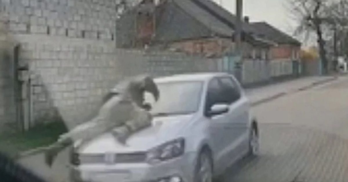 Șofer fugar cu polițist pe capotă, scenă șoc la Kropîvnîțkîi, Ucraina