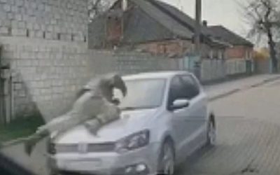 Șofer fugar cu polițist pe capotă, scenă șoc la Kropîvnîțkîi, Ucraina