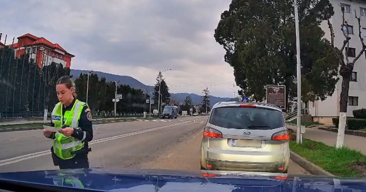 Polițistă din Târgu Ocna, scandal cu șofer nevinovat: „Ai trecut pe galben!”