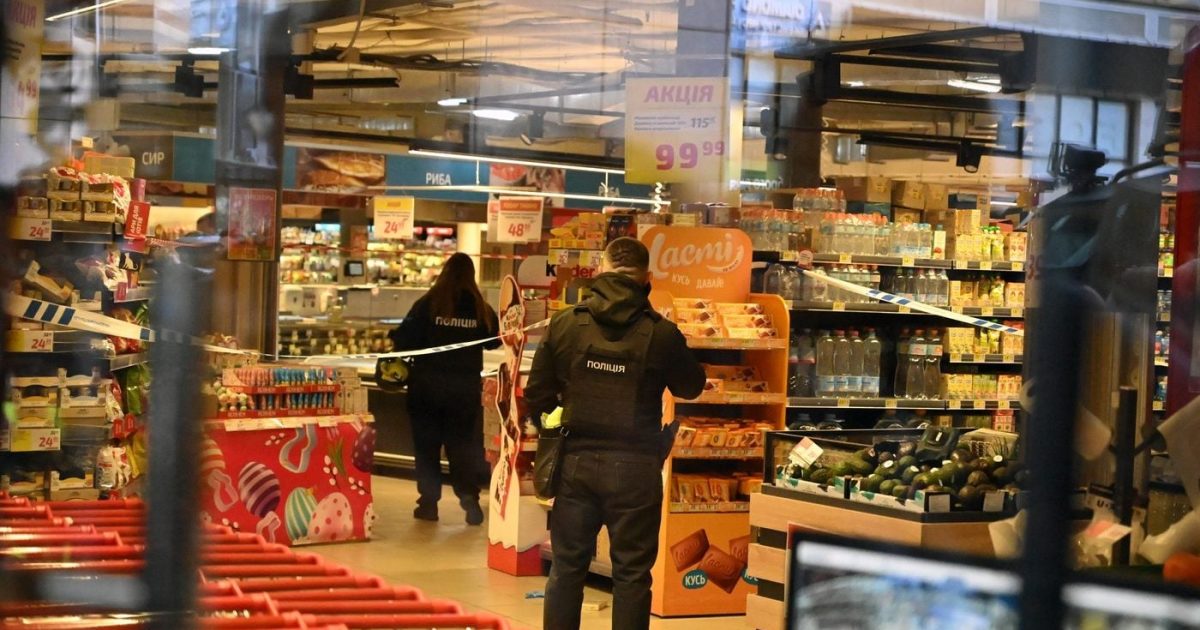 Incendiu, apoi foc pe stradă: Un atacator a terorizat orașul