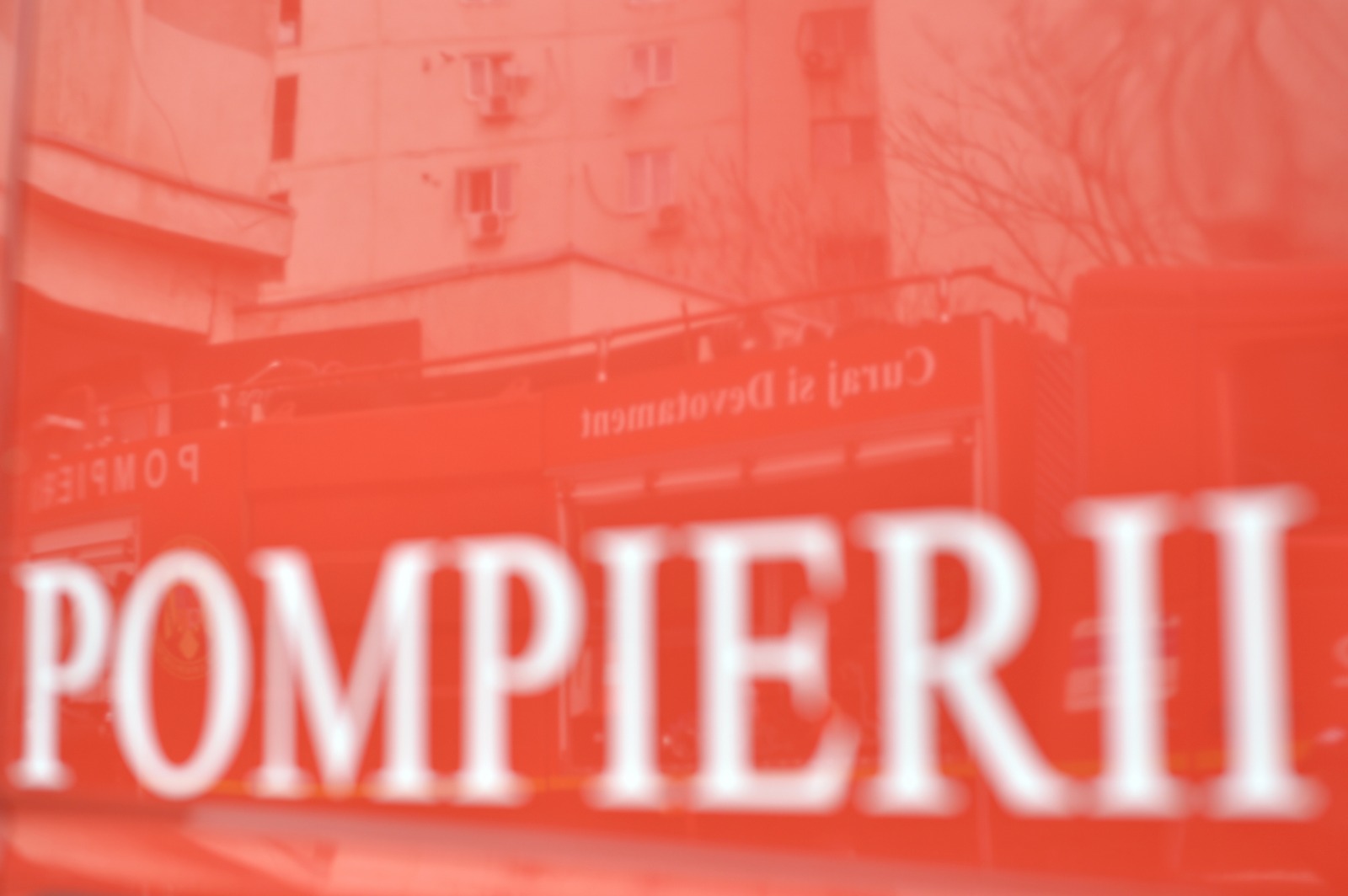 Arde fațada unei clădiri pe strada Tache Ionescu din București