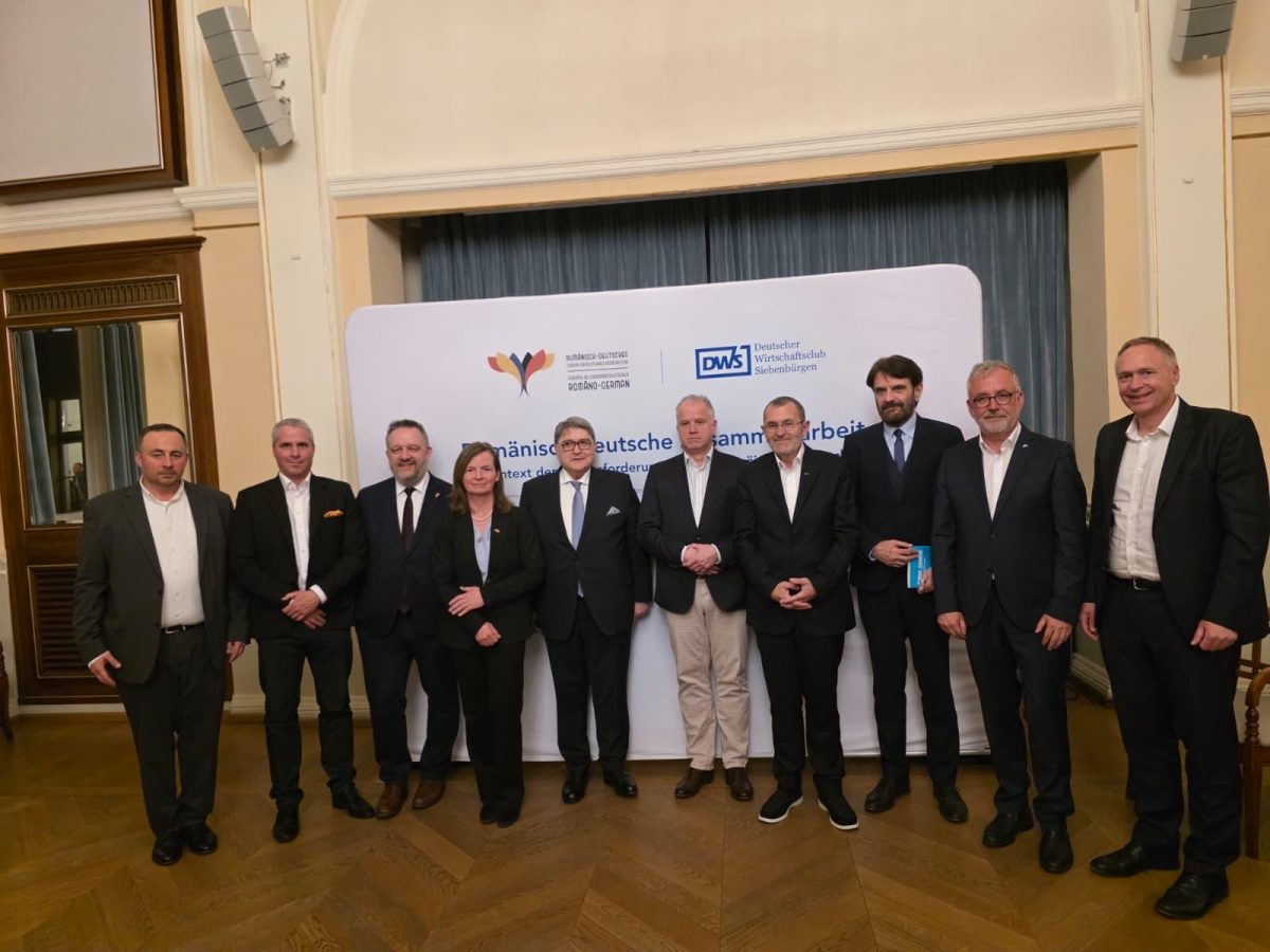 Producția industrială și vânzările din retail au scăzut, investitorii germani avertizează asupra blocării investițiilor Producția industrială a României a suferit o scădere de 3,8%, iar vânzările din retail au coborât cu 6,5%