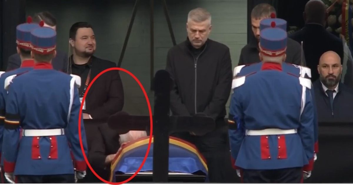 Anghel Iordănescu, îngenuncheat emoționat la căpătâiul lui Mircea Lucescu. Video