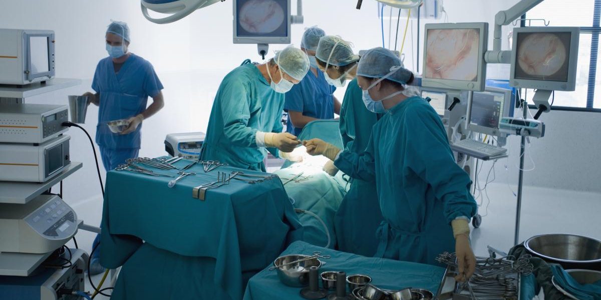 Pacient cu cancer, operat „în stare de veghe” prin hipnoză în Italia