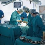 Pacient cu cancer, operat „în stare de veghe” prin hipnoză în Italia