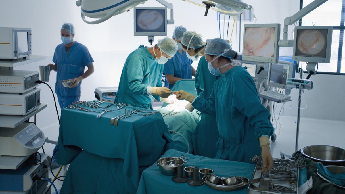 Un bărbat de 76 de ani a fost supus unei intervenții chirurgicale în premieră mondială la Torino, Italia, pentru extirparea unei tumori de colon, fiind operat „în stare de veghe”, prin hipnoză