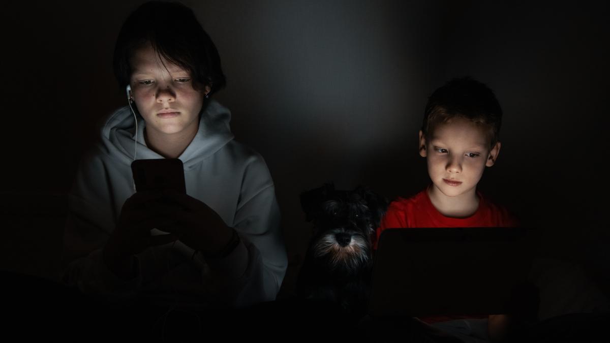 Un tribunal din Los Angeles a stabilit, într-o decizie istorică, că platformele Instagram și YouTube creează dependență în rândul adolescenților, nu accidental, ci printr-o strategie deliberată