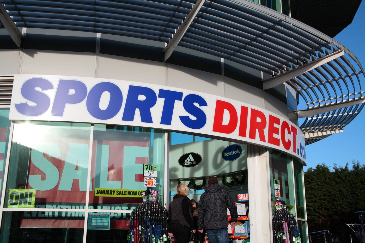 Hervis se retrage din România: Frasers Group înlocuiește treptat magazinele cu Sports Direct Grupul Frasers, cel mai mare retailer de echipamente sportive din Marea Britanie, pregătește o retragere graduală a brandului Hervis din România