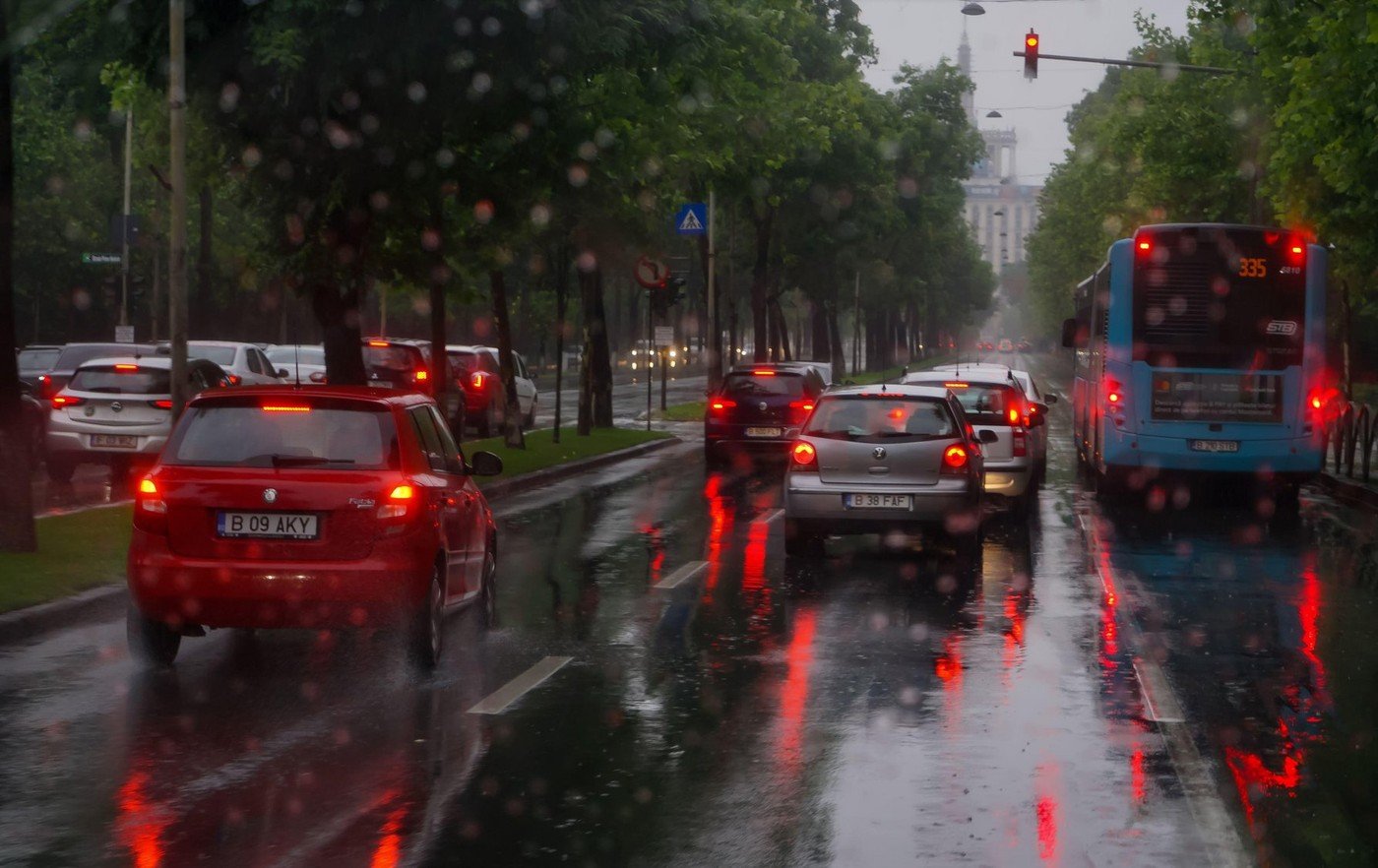 Alerte meteo în București: Vânt puternic și ploi abundente, cu efecte până sâmbătă Bucureștenii sunt sfătuiți să fie precauți din cauza avertizărilor meteo emise joi dimineață de Administrația Națională de Meteorologie (ANM)