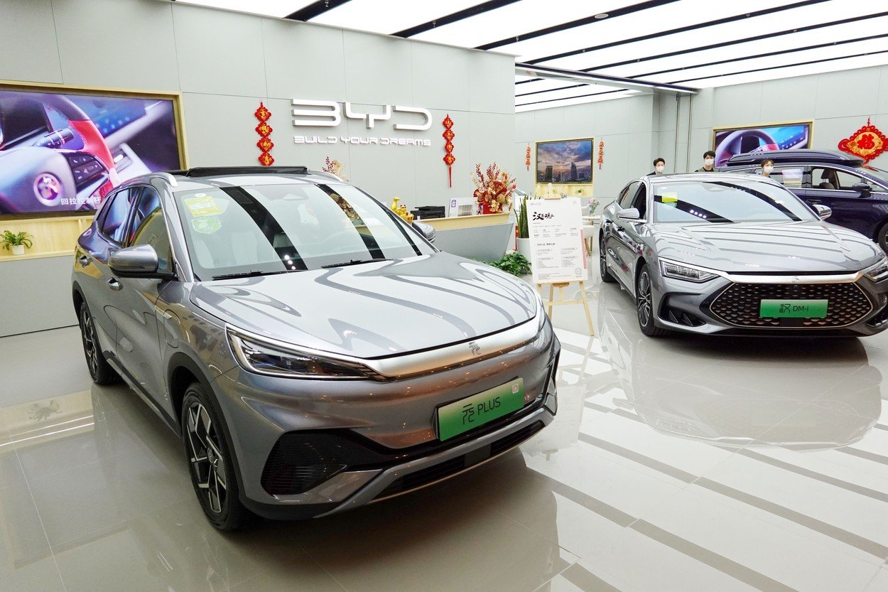 Scandal Internațional la Fabrica BYD din Ungaria: Muncitori Chinezi Exploatați? Fabrica europeană a gigantului auto chinez BYD, aflată în construcție în Ungaria, este în centrul unui scandal internațional