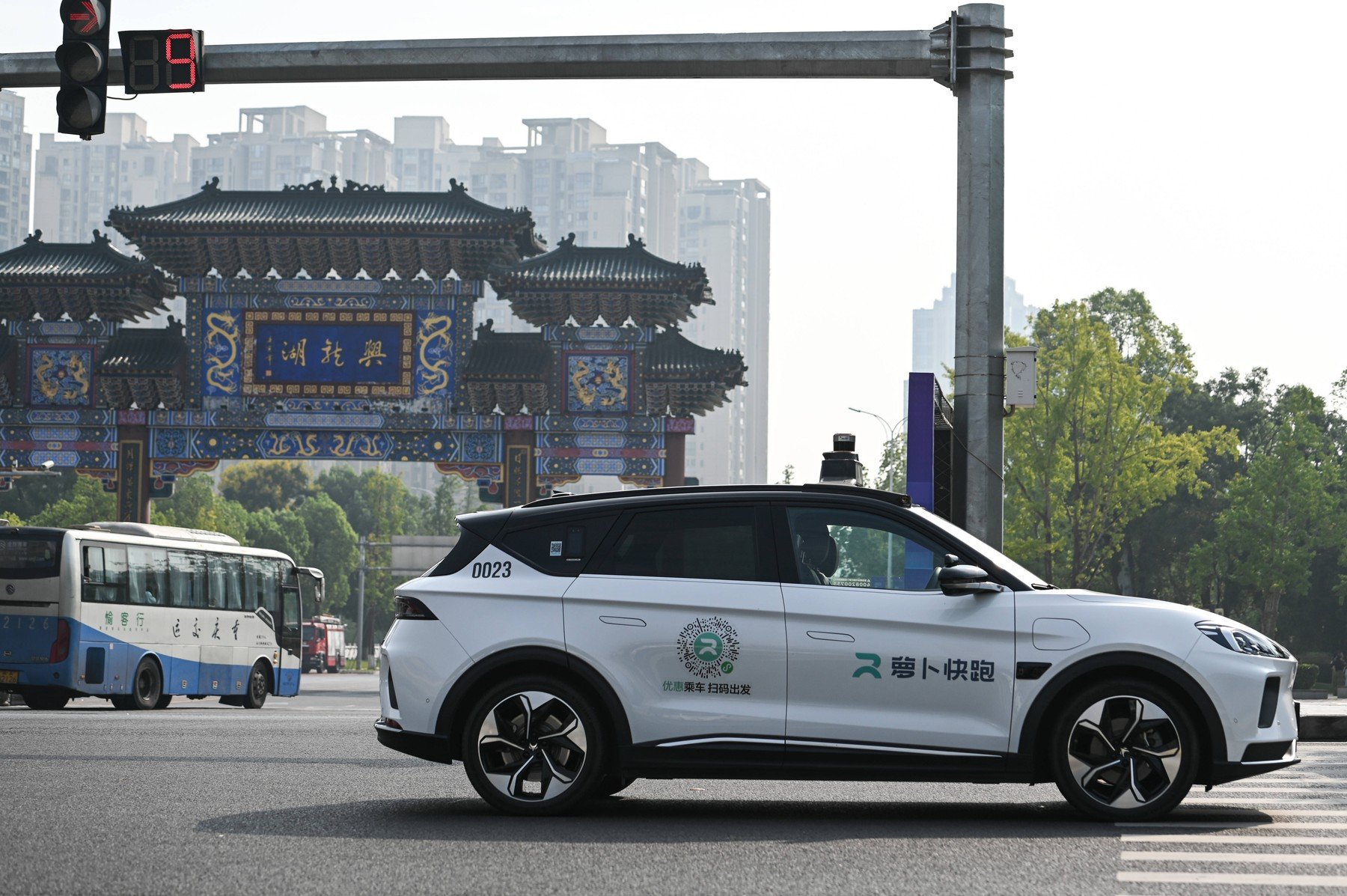 Autoritățile din Wuhan, China, investighează o defecțiune de sistem care a paralizat sute de robotaxiuri Apollo Go, generând îngrijorări cu privire la siguranța acestora