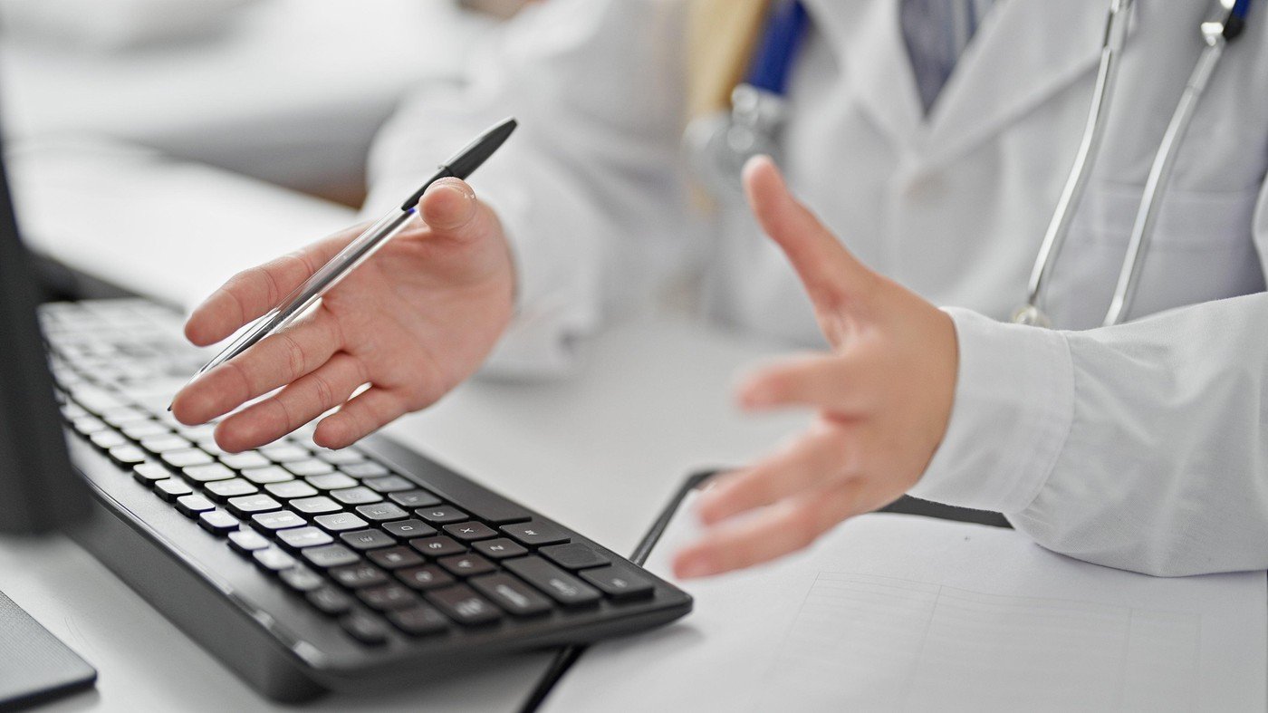 Concediul medical, un drept esențial pentru angajații din România, acoperă o gamă largă de situații, de la boli obișnuite și accidente, până la sarcina și îngrijirea copiilor