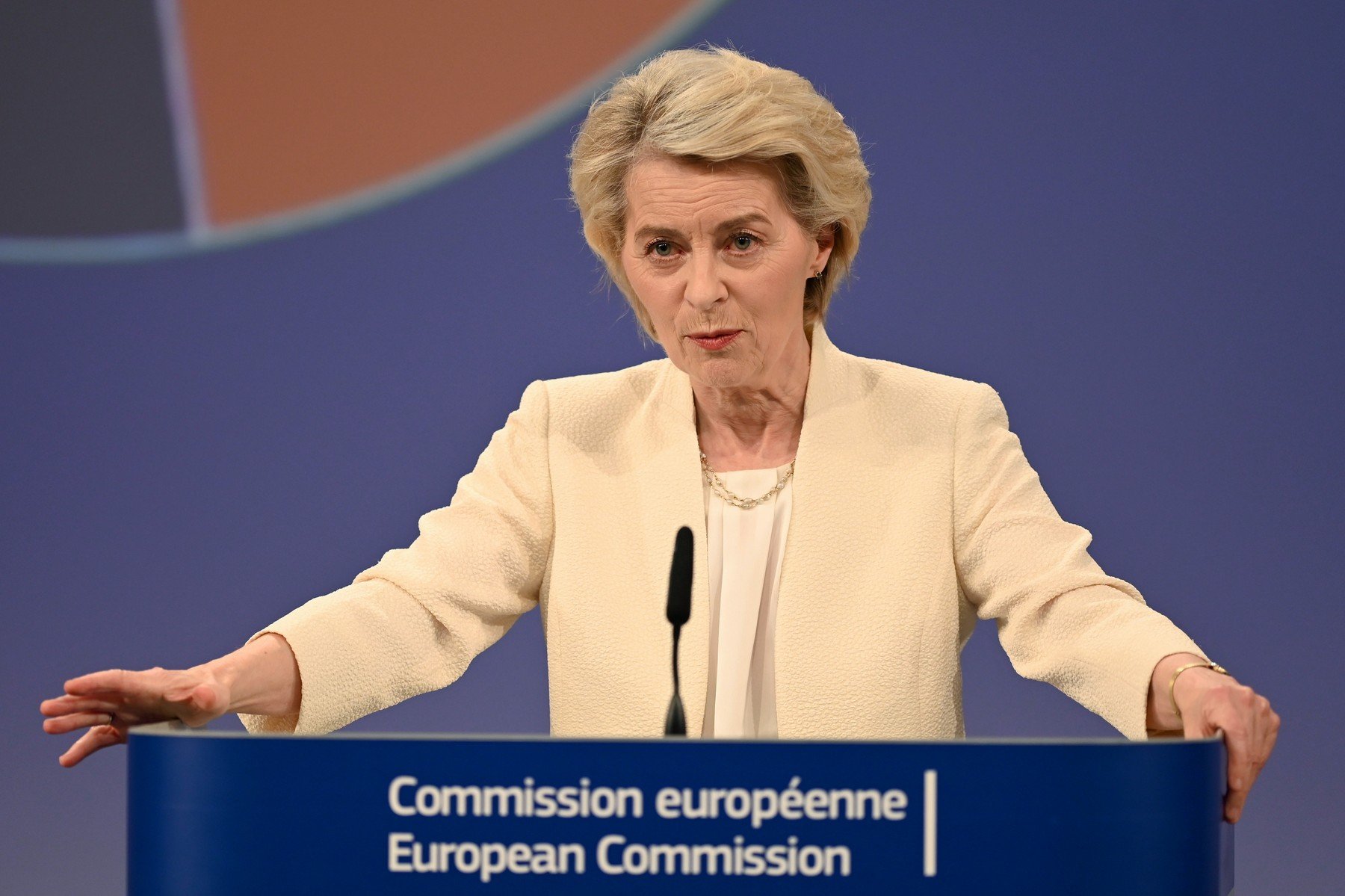Vizita Ursulei von der Leyen în Groenlanda, amânată din cauza instabilității politice din Danemarca Vizita președintei Comisiei Europene, Ursula von der Leyen, în Groenlanda, programată inițial pentru luna martie, a fost amânată din cauza situației politice din Danemarca