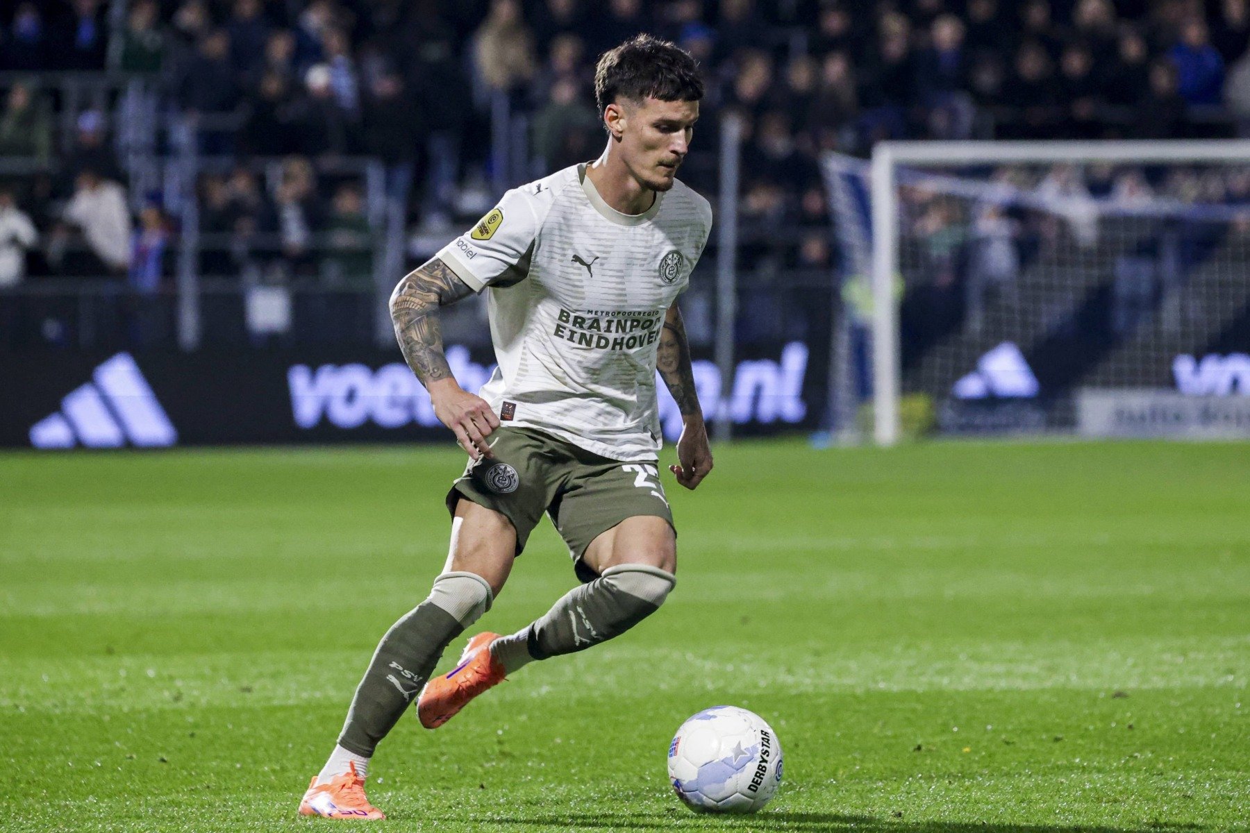 PSV Eindhoven, campioană în Olanda cu Dennis Man pe teren Echipa PSV Eindhoven, la care evoluează internaționalul român Dennis Man, și-a asigurat titlul de campioană în Eredivisie, campionatul de fotbal din Olanda