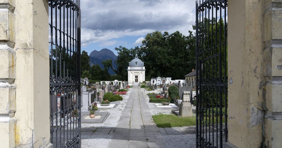 Profanări macabre în Austria: Hoți de dinți de AUR, groază la cimitir