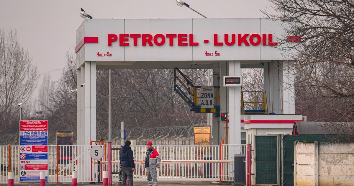 Petrotel Lukoil redeschide porțile: Promite prețuri mici la carburanți