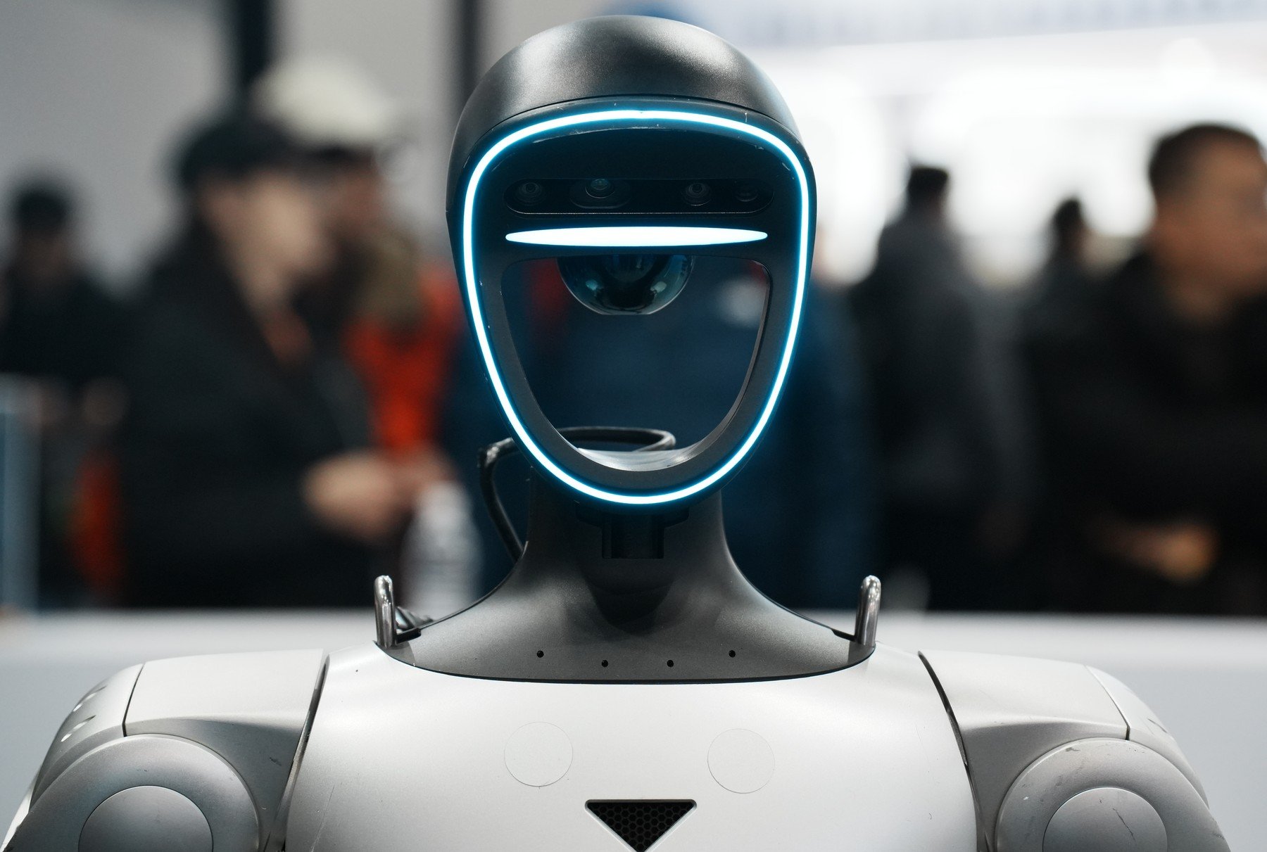 Un robot dansator a provocat haos într-un restaurant chinezesc din California, spărgând farfurii și răsturnând mâncare în timpul unei reprezentații